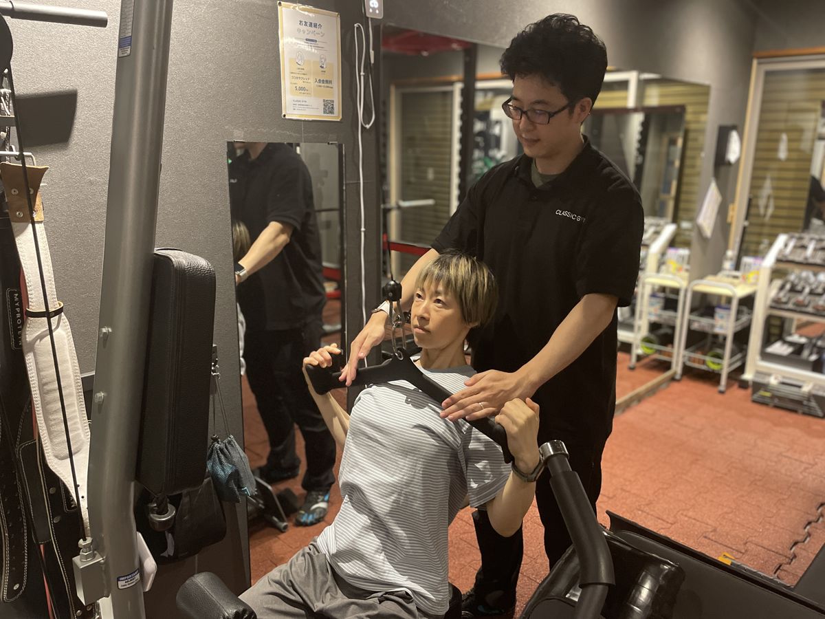 トレーナーがお客様のフォームを確認している様子